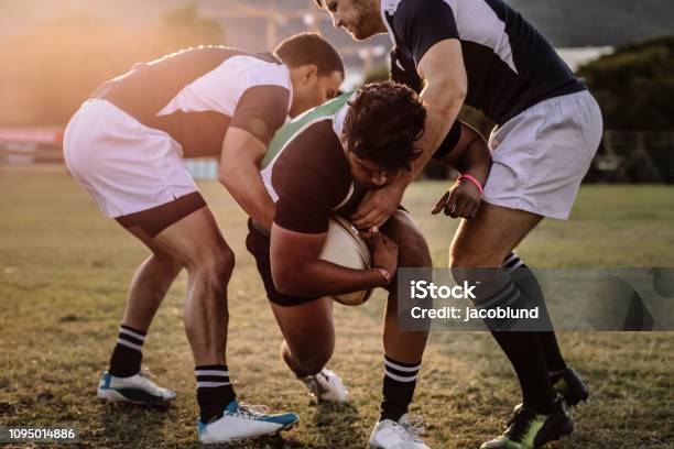 Photo libre de droit de Joueurs De Rugby Sefforçant Dobtenir À La Balle banque d'images et plus d'images libres de droit de Rugby - Sport - Rugby - Sport, Jouer, Sport