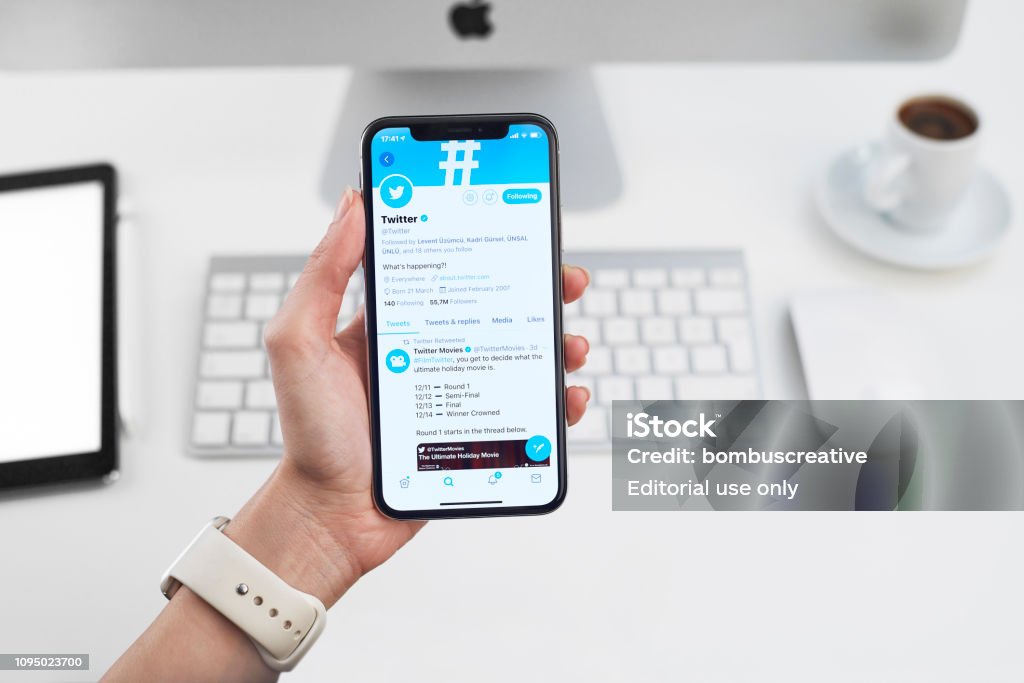 Perfil de Twitter en el iPhone de Apple X - Foto de stock de Mensajería instantánea libre de derechos