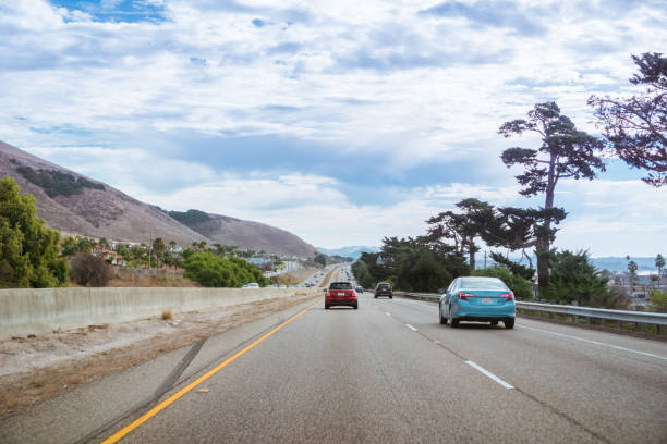 conduire sur la côte de l’océan pacifique sur la route 1 vers pismo beach, comté de san luis obispo, californie - san luis obispo county photos et images de collection