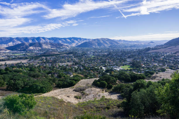 vue aérienne de san luis obispo depuis le sentier de randonnée à bishop peak, californie - san luis obispo county photos et images de collection