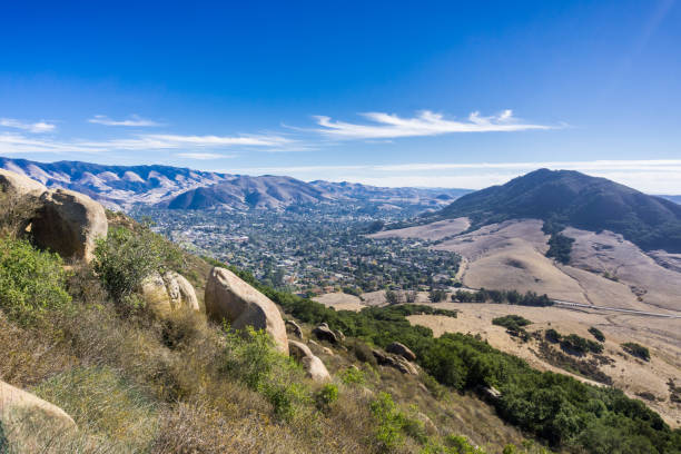 vue vers san luis obispo prise depuis le sentier à pic de bisho, californie - san luis obispo county photos et images de collection