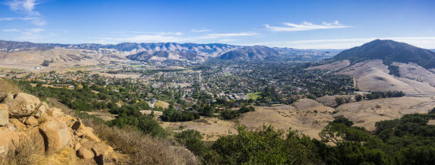 vista aerea di san luis obispo dal sentiero escursionistico a bishop peak, california - san luis obispo county california hill valley foto e immagini stock