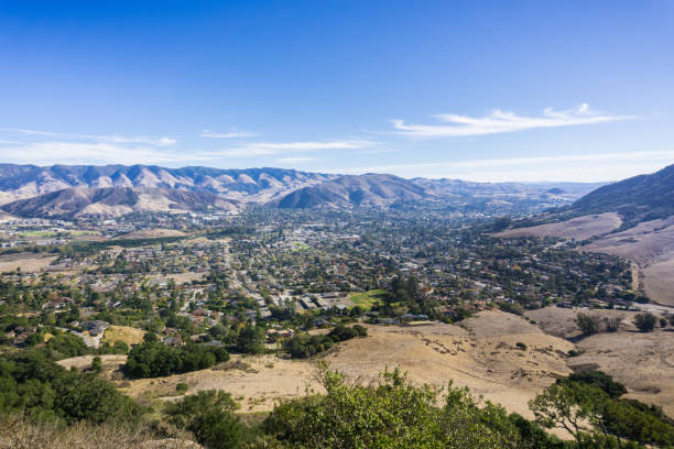 vue aérienne de san luis obispo depuis le sentier de randonnée à bishop peak, californie - san luis obispo county photos et images de collection