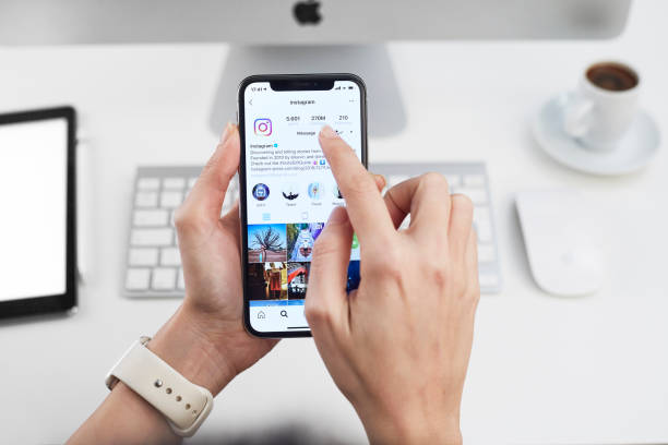 apple の iphone の x に instagram アプリケーション - sns ストックフォトと画像