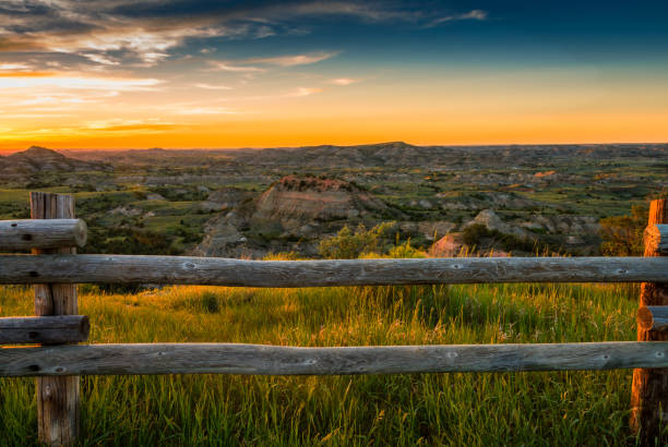 バッドランズ国立公園に沈む夕日 - north dakota ストックフォトと画像