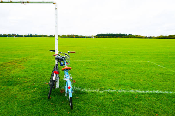 Bicycles and Parks I came to the park on a date by bicycle. 運動する stock pictures, royalty-free photos & images