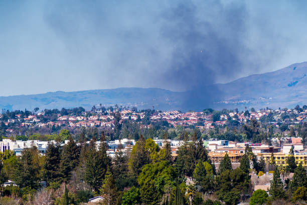 rauch von einem feuer über wohngebiete im süden san jose, san francisco bay area im kalifornien steigt - northern california fotos stock-fotos und bilder