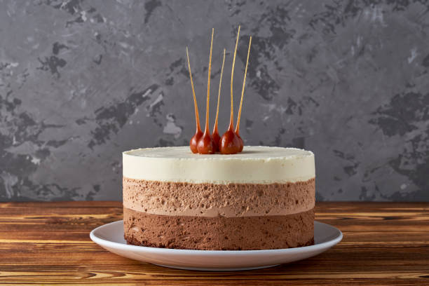 tre torte alla mousse al cioccolato. dessert festivo, torta al cioccolato - chocolate mousse cake foto e immagini stock