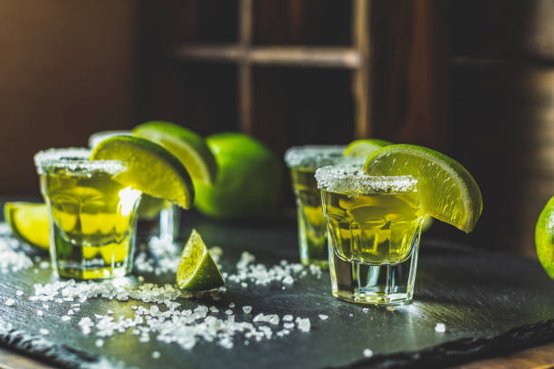 mexicano oro tequila con limón y sal - tequila shot tequila salt lemon fotografías e imágenes de stock