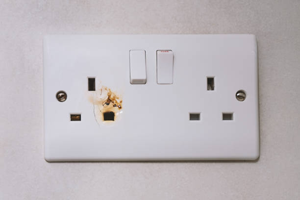 сломанная перегрузка питания переключатель электрической розетки - electric plug outlet network connection plug electricity стоковые фото и изображения