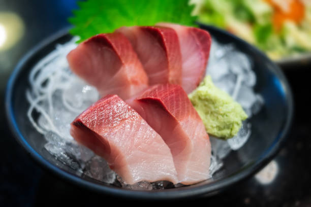 pesce coda gialla cruda o hamachi sashimi. - sashimi white prepared fish hamachi foto e immagini stock