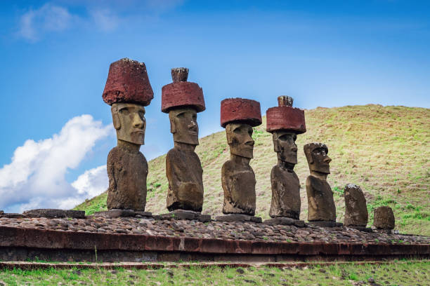 rapa nui ahu nau nau moia anakena beach moai statue isola di pasqua - ahu tahai foto e immagini stock