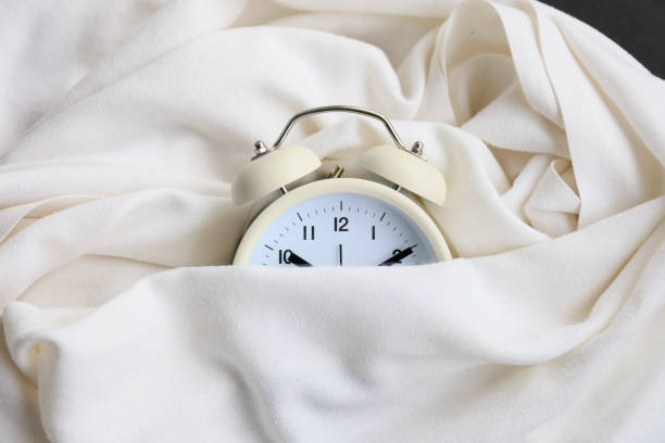 reloj de alarma en la cama - clock clock face blank isolated fotografías e imágenes de stock
