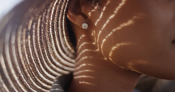 extreme close up of black woman with sunhat and diamond earing - brinco imagens e fotografias de stock