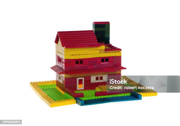 Immagini Stock - Tambov, Federazione Russa - 8 Gennaio 2014 LEGO Family  House Con Giallo Omini Auto E Coppia Su Sfondo Bianco.. Image 39532187