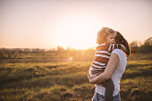 mutter-und-sohn-in-der-natur.jpg?b=1&s=170x170&k=20&c=CbWWLnWQk2gR7k1zEAmkCd8wjr7lIuh20IZjYys_uHs=