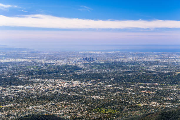 vista aerea panoramica del centro di los angeles e dell'area metropolitana che lo circonda; pasadena in primo piano; santa monica e la costa dell'oceano pacifico sullo sfondo, californiana meridionale - santa monica beach california house foto e immagini stock