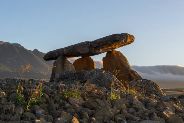 dolmen von chabola de la hechicera bei sonnenaufgang, elvillar, baskisches land, spanien - hünengrab stock-fotos und bilder