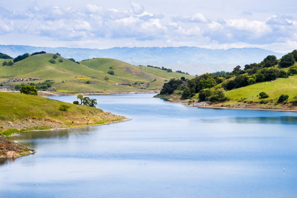 día de sol en el embalse de calero, calero park condado, condado de santa clara, sur de san francisco bay area, california - hill green california grass fotografías e imágenes de stock