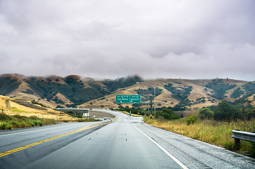 Conducción en la carretera a través de las colinas de la zona sur de San Francisco bay en un día nublado, California photo