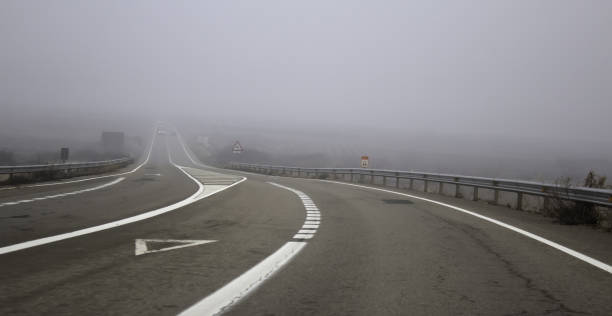 autostrada z mgłą - street light fog morning country road zdjęcia i obrazy z banku zdjęć