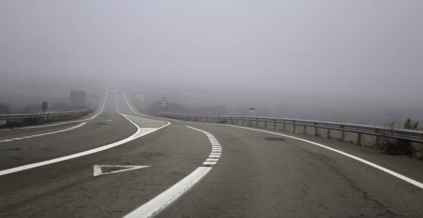 estrada de auto-estrada com nevoeiro - street light fog morning country road - fotografias e filmes do acervo