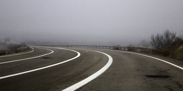 autostrada z mgłą - street light fog morning country road zdjęcia i obrazy z banku zdjęć