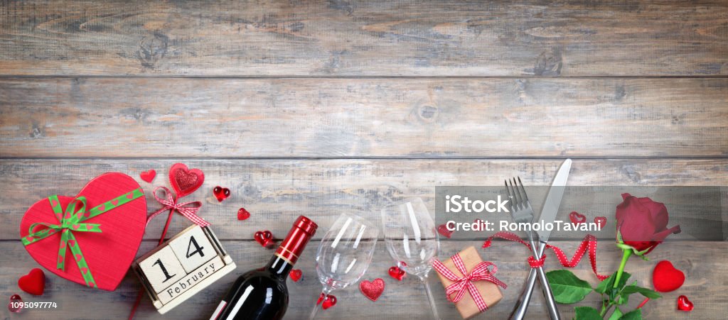 Bandera del día de San Valentín - gafas de botella y regalo en tablón de madera - Foto de stock de Día de San Valentín - Festivo libre de derechos