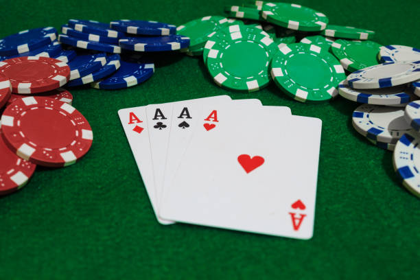 mano di poker, quattro assi e chip su uno sfondo verde feltro. vista prospettica. - 4 of a kind foto e immagini stock