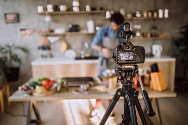 istock Vlogging about Food Preparation 1095131174