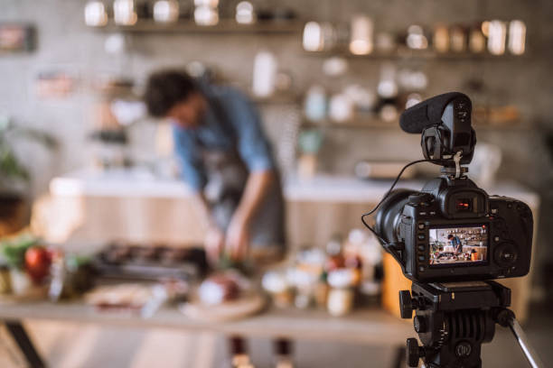 istock Vlogging about Food Preparation 1095131560