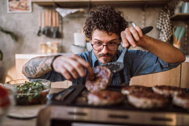 domowe hamburgery na grillu elektrycznym - obrotowa łopatka zdjęcia i obrazy z banku zdjęć