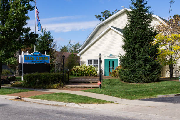 ratusz glen arbor na półwyspie leelanau - leelanau peninsula zdjęcia i obrazy z banku zdjęć