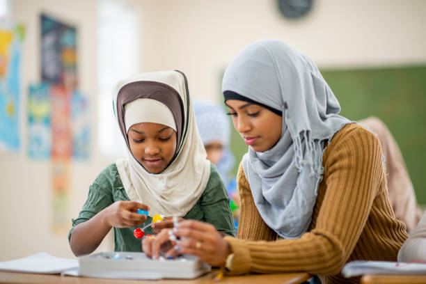 istock Muslim girl building in class 1095148240