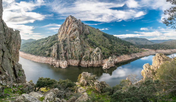 extremadura e o rio tajo cruzando o terreno acidentado. dentro desta terra encontramos o incrível parque nacional monfragüe e o salto del gitano (gipsy cliff). lugar do awe para a observação do pássaro do abutre - caceres - fotografias e filmes do acervo