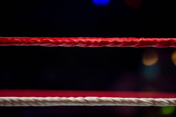 nahaufnahme des roten seils im boxring - boxring stock-fotos und bilder