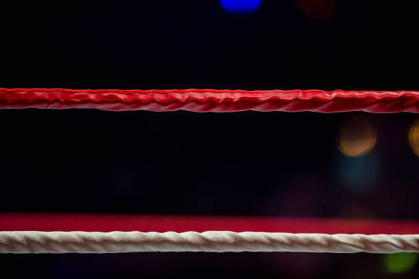 крупный план красной веревки на боксерском ринге - boxing ring фотографии стоковые фото и изображения