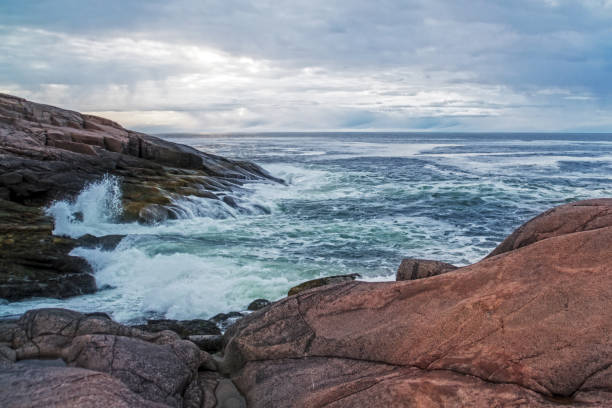 istock Night of polar day on Barents Sea 1095189712