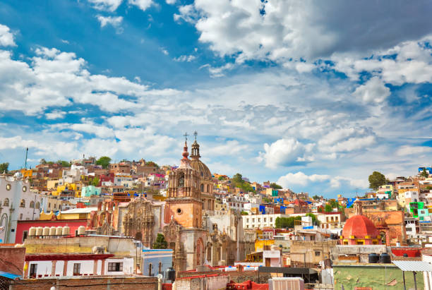 guanajuato (mexique), coloré vieille ville rues panoramiques - old roof cathedral door photos et images de collection