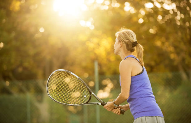 foto de mujer senior de tenis en cancha. - tennis senior adult adult mature adult fotografías e imágenes de stock