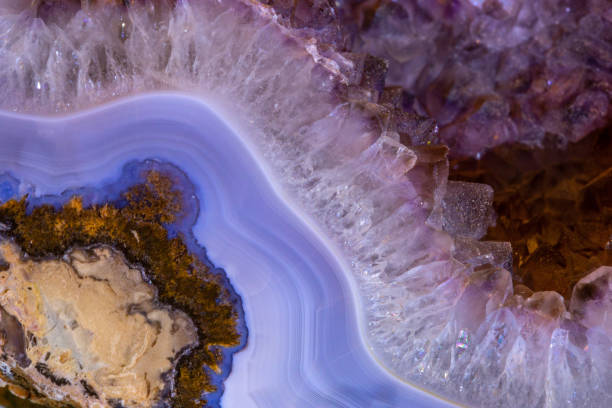 blau rosa geode hautnah - kristalle fotos stock-fotos und bilder