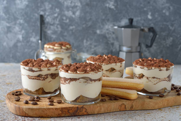 традиционный итальянский десерт тирамису - dessert tiramisu gourmet food стоковые фото и изображения