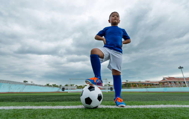giovane calciatore in attesa del calcio d'inizio - soccer socks foto e immagini stock