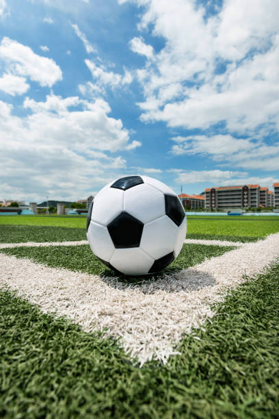 ballon de soccer dans le coin du terrain de football - photo corner photos et images de collection