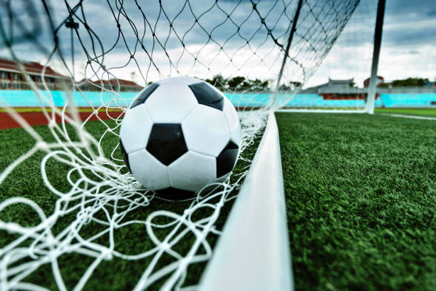 サッカーボールを目標 - soccer man made material goal post grass ストックフォトと画像