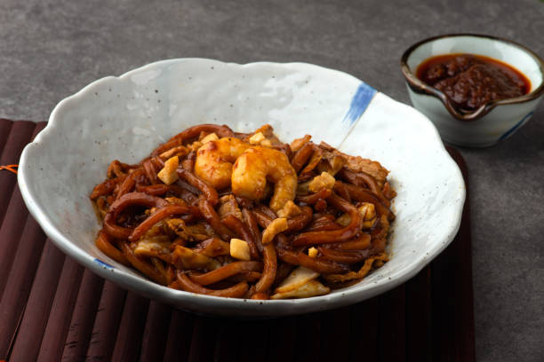 istock Charcoal Fried Hokkien Mee 1095229308