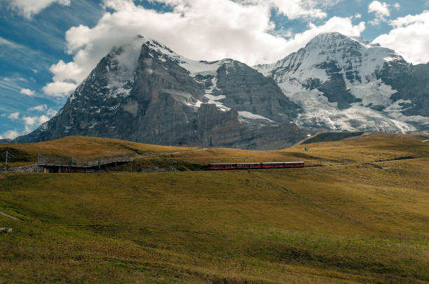 alpy - wengen mountain peak eiger field zdjęcia i obrazy z banku zdjęć