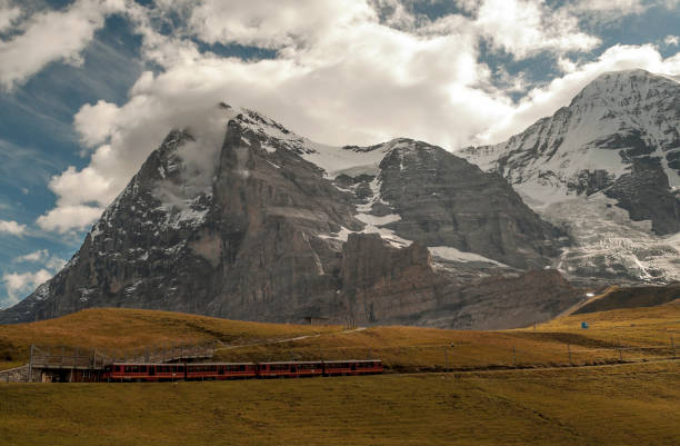 alpy - wengen mountain peak eiger field zdjęcia i obrazy z banku zdjęć