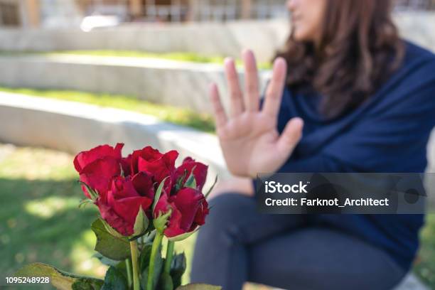 Eine Frau Die Ablehnung Einer Blume Rote Rosen Von Jemandem Am Valentinstag Stockfoto und mehr Bilder von Männer