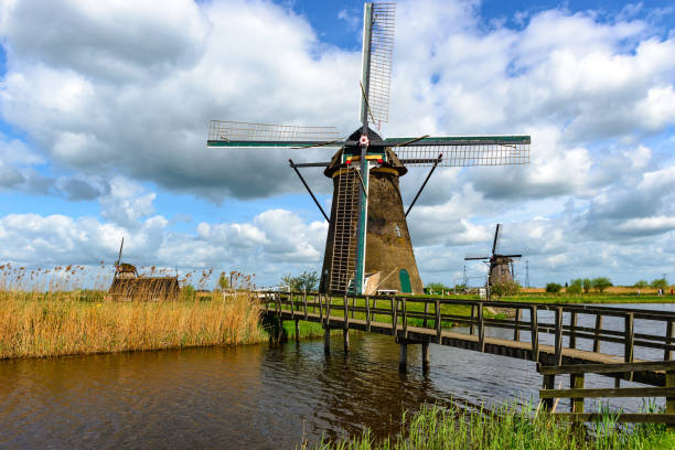 dutch mills in kinderdijk, south holland - alblasserwaard imagens e fotografias de stock